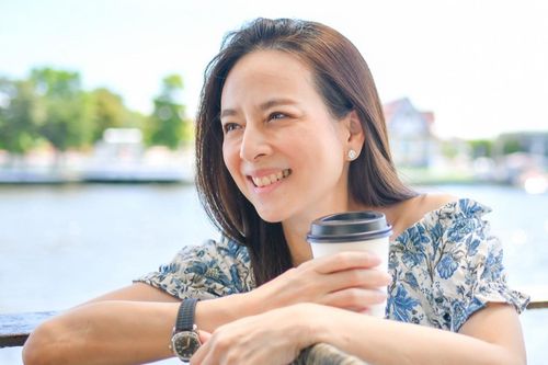  Trong nhiệm kỳ của bà Madam Pang, bóng đá Thái Lan đang trải qua giai đoạn nhiều biến động. Sau chuỗi kết quả không như kỳ vọng, từ SEA Games 33 đến VCK U23 châu Á, đội tuyển liên tiếp gặp khó khăn, ảnh hưởng đến vị thế vốn được xem là hàng đầu khu vực. Dù vậy, những dấu ấn trong quá khứ của Madam Pang vẫn được nhắc đến như cơ sở cho kỳ vọng. Trước đó, bà từng góp phần đưa đội tuyển nữ Thái Lan tham dự World Cup 2015 và 2019, đến việc giúp đội tuyển nam vô địch AFF Cup 2020 và 2022. 