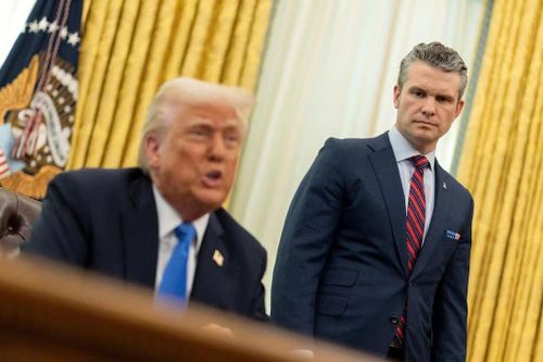 Tổng thống Trump và Bộ trưởng Quốc phòng Pete Hegseth liên tục đưa ra những tuyên bố cứng rắn song thiếu chi tiết về định hướng chiến dịch quân sự tại Iran. Ảnh: Reuters.