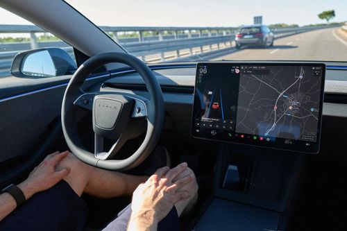 Hệ thống hỗ trợ lái nâng cao Full Self-Driving (FSD) cũng đang được NHTSA điều tra và đã bước vào giai đoạn phân tích kỹ thuật, bước cần thiết trước khi có thể yêu cầu triệu hồi nếu phát hiện vi phạm.