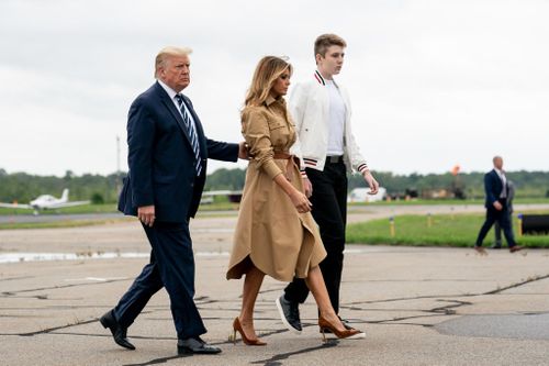 Barron Trump cao vượt trội khi đứng chung khung hình với bố và mẹ. Ảnh: New York Times.