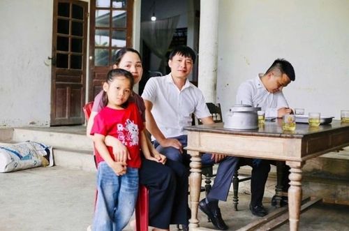 Bé Diệu Anh bên mẹ, trò chuyện với nhóm của anh Song Hà, hôm 18.3. Ảnh: Đức Trung
