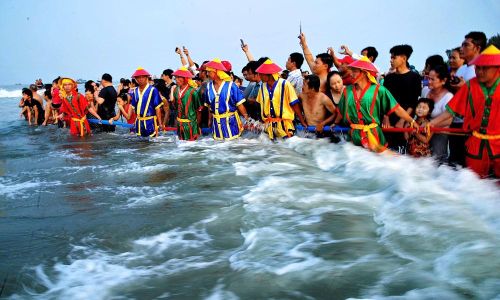 Nhiều người ngâm mình dưới biển để đón Cô vào bờ
