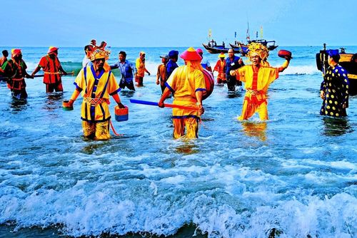 Người dân Long Hải lên thuyền ra biển rước Cô về Dinh