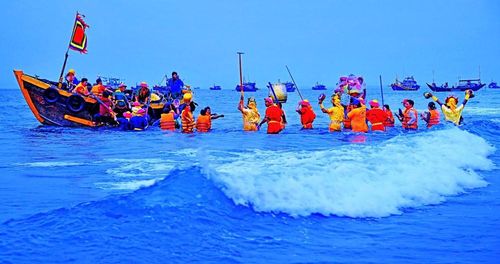 Người dân lại đưa Cô lên kiệu, tiễn Cô về với biển