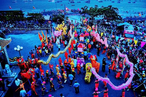 Người lớn, trẻ em tham gia múa lân, rồng mừng Cô đã được về Dinh