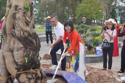 Các cặp đôi tham gia hoạt động trồng Cây hạnh phúc