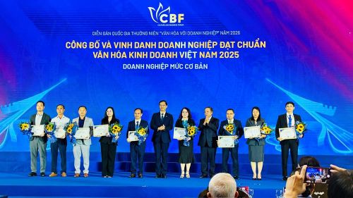 BTC trao chứng nhận tri ân các nhà tài trợ cho Diễn đàn