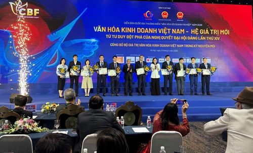Nguyên Bộ trưởng Bộ TTTT Lê Doãn Hợp và Thứ trưởng Bộ VHTTDL Trịnh Thị Thủy trao chứng nhận cho các doanh nghiệp đạt chuẩn văn hóa kinh doanh Việt Nam năm 2025, mức dẫn dắt