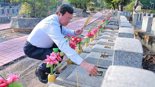 Lãnh đạo tỉnh Tây Ninh thắp hương các Anh hùng liệt sĩ tại Nghĩa trang Liệt sĩ Đồi 82.