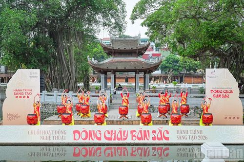 Tiết mục nghệ thuật khai mạc chuỗi hoạt động nghệ thuật "Dòng chảy bản sắc - Hành trình sáng tạo năm 2026”.