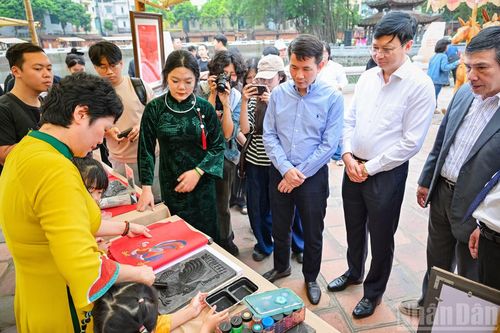 Lãnh đạo thành phố Hà Nội tham quan triển lãm.
