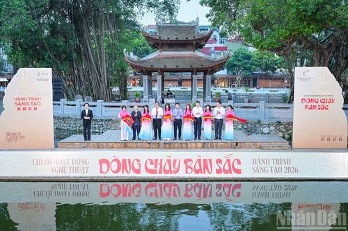 Các đại biểu cắt băng khai mạc chuỗi hoạt động nghệ thuật "Dòng chảy bản sắc - Hành trình sáng tạo năm 2026”