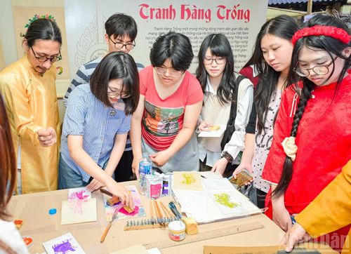Các bạn trẻ được các giảng viên trường Cao đẳng nghệ thuật Hà Nội hướng dẫn thực hành tranh Hàng Trống.