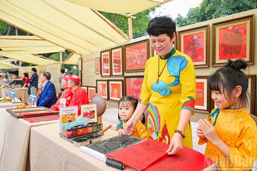 Việc giới thiệu hai dòng tranh Hàng Trống và tranh Kim Hoàng - những di sản mỹ thuật đặc sắc của Hà Nội - cùng các hoạt động trải nghiệm với nghệ nhân không chỉ giúp công chúng hiểu thêm về kỹ thuật tạo hình, màu sắc và tinh thần thẩm mỹ của tranh dân gian, mà còn góp phần khơi dậy sự quan tâm của thế hệ trẻ đối với các giá trị mỹ thuật truyền thống.