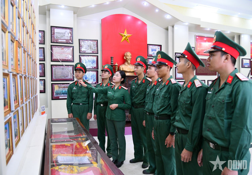 Cán bộ, chiến sĩ tham quan Nhà truyền thống Sư đoàn 324.
