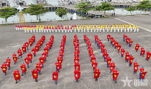  Phần trình diễn múa cờ trên nền nhạc trẻ trung, giàu sức lan tỏa. 