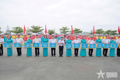  Đại tá Vũ Đình Hiển, Phó tư lệnh, Tham mưu trưởng Vùng 3 Hải quân trao cờ lưu niệm cho các đội tham gia đồng diễn. 