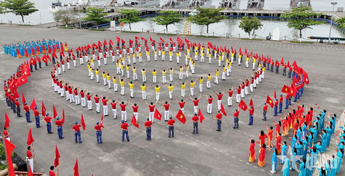  Vũ điệu tập thể của đoàn viên, thanh niên, hội viên phụ nữ Vùng 3 Hải quân. 