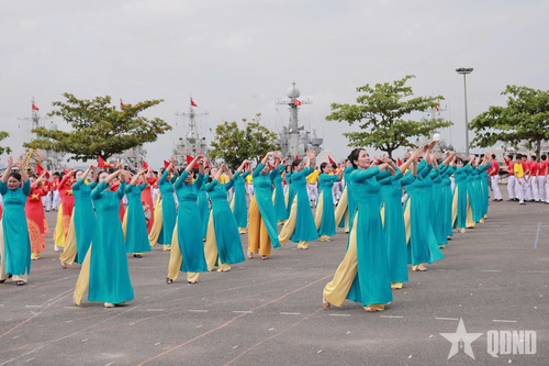  Tiết mục trình diễn áo dài truyền thống của hội viên phụ nữ Vùng 3 Hải quân. 