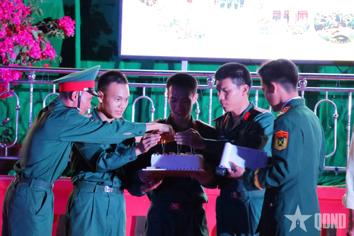 Chiến sĩ mới được tổ chức sinh nhật bất ngờ ngay tại sân khấu.