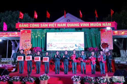 Lãnh đạo Bộ CHQS tỉnh Đắk Lắk và chỉ huy Trung đoàn 584 tặng quà các đơn vị.