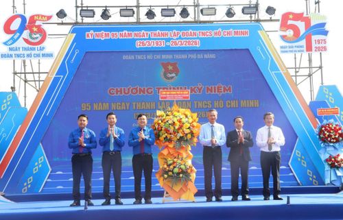 Lãnh đạo TP Đà Nẵng tặng lẵng hoa chúc mừng tại Lễ kỷ niệm.