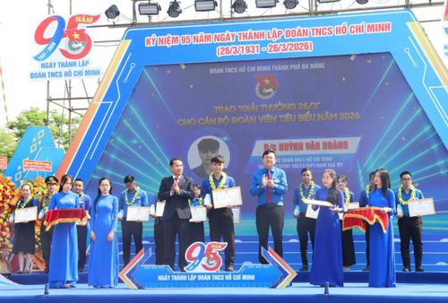 Phó Chủ tịch UBND TP Đà Nẵng Trần Anh Tuấn trao giải thưởng 26/3 cho cán bộ Đoàn viên tiêu biểu.