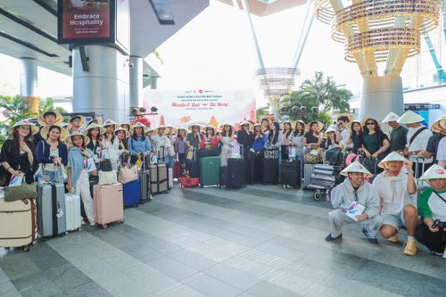 Hành khách check - in tại Sân bay Đà Nẵng trước khi có chuyển tham quan, trải nghiệm thành phố