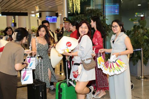 Chào đón các hành khách trên chuyến bay đầu tiên từ Manila (Philippines) và Bali (Indonesia) đến Đà Nẵng