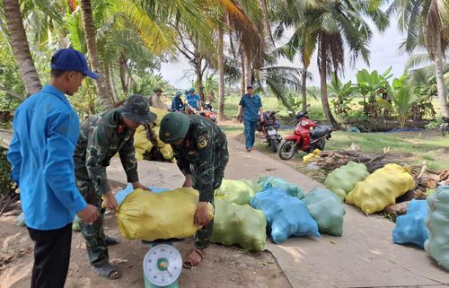  Bộ Chỉ huy quân sự tỉnh Cà Mau không chỉ giúp dân thu hoạch và còn trực tiếp thu mua 2,5 tấn bí đỏ cho một hộ dân ở ấp Minh Hà A, xã Khánh Bình, tỉnh Cà Mau. 