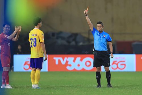  Trọng tài Võ Hoài Thương rút thẻ đỏ với Lê Văn Hà. ẢNH: MINH HOÀNG 