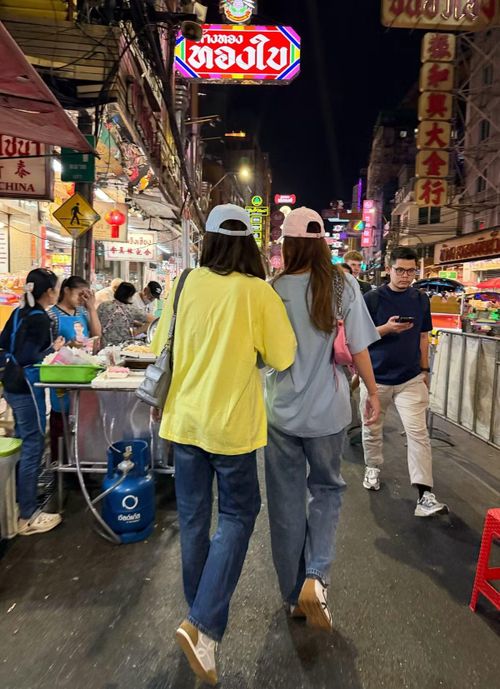 Trong mọi khung hình, hai nàng hậu khiến dân tình "đứng ngồi không yên" khi diện đồ đôi đồng điệu.