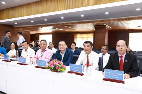 Hội thảo thu hút nhiều chuyên gia. Ảnh: HCMULAW.