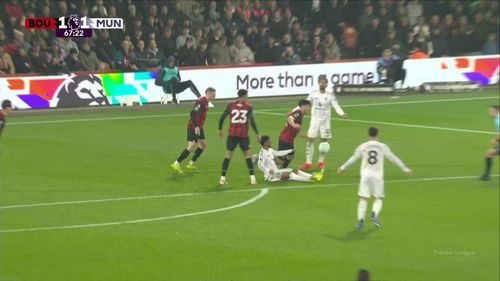 Amad Diallo ngã trong vòng cấm nhưng Man Utd không được hưởng phạt đền.