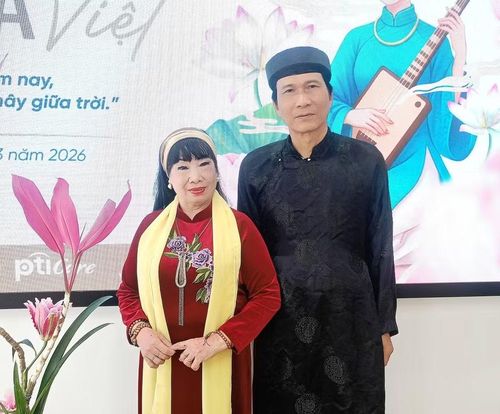 NSƯT Nguyễn Thúy Đạt (bên trái) cùng đồng nghiệp. Ảnh: NVCC.