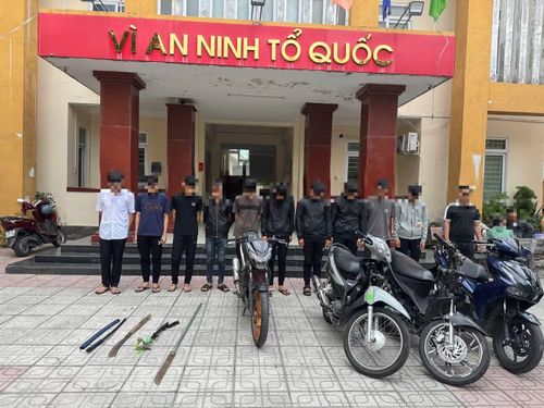 Công an phường Cẩm Thành bắt giữ nhóm thanh thiếu niên sử dụng mô tô khiêu khích, dao, mã tấu gây rối trật tự trên đường Nguyễn Nghiêm xảy ra vào ngày 5/10/2025.