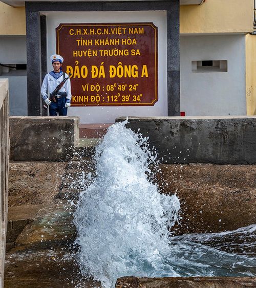 Những cột sóng như linh hồn lính biển miệt mài xô vào đảo Đá Đông A. Ảnh: Lê Văn Chương