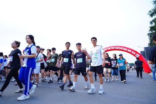 Sinh viên hào hứng tham gia hoạt động tại ngày hội.