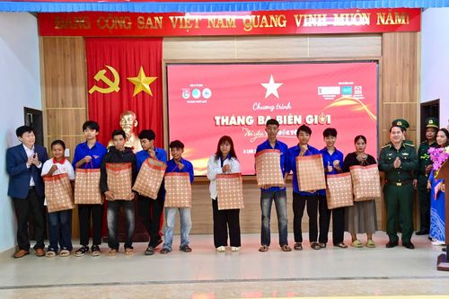 Trao 30 suất quà tặng các gia đình chính sách, hộ nghèo có hoàn cảnh khó khăn.