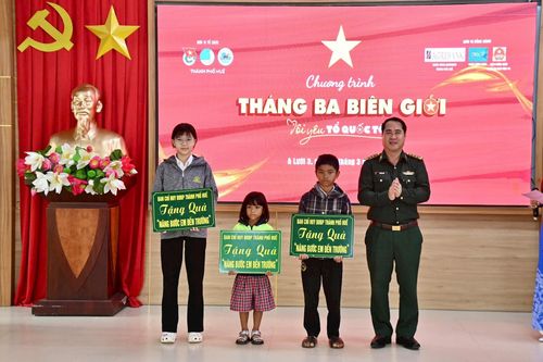 Trao 6 suất học bổng cho học sinh nghèo vượt khó và 3 suất học bổng thuộc chương trình “Nâng bước em đến trường”.