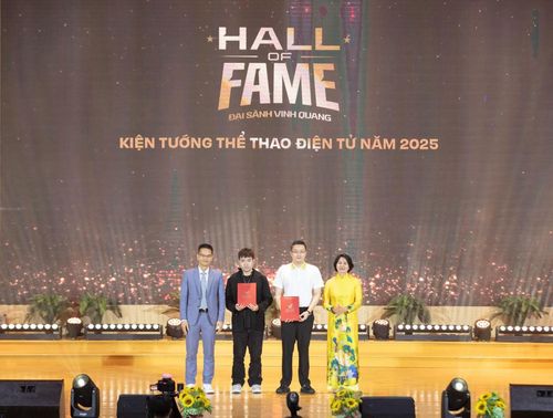 Phó Cục trưởng Cục Thể dục Thể thao Việt Nam Lê Thị Hoàng Yến trao bằng trao bằng công nhận Kiện tướng cho các vận động viên Audition