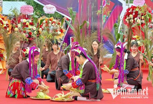 Sân khấu hóa đời sống nông nghiệp của người Dao Thanh Y tại địa phương