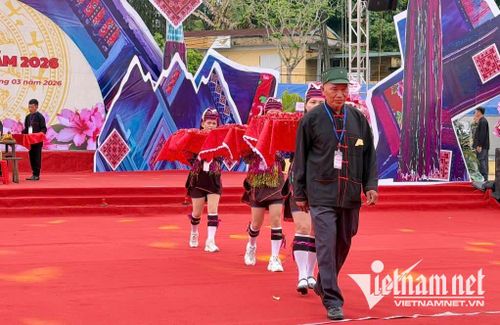 Túi thơm như lời chúc bình an, may mắn dành tặng cho người dân và khách du lịch