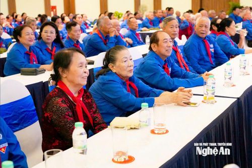 Cựu cán bộ Đoàn qua các thời kỳ tham gia chương trình. Ảnh: TL