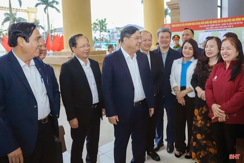 Các đồng chí: Phạm Gia Túc - Ủy viên Bộ Chính trị, Bí thư Trung ương Đảng, Chánh Văn phòng Trung ương Đảng; Nguyễn Duy Lâm - Ủy viên BCH Trung ương Đảng, Bí thư Tỉnh ủy; Nguyễn Thanh Bình - Chủ tịch Hội Người cao tuổi Việt Nam; Nguyễn Hồng Lĩnh - Phó Bí thư Thường trực Tỉnh ủy, Chủ tịch HĐND tỉnh và các đại biểu trò chuyện với cử tri phường Bắc Hồng Lĩnh (Hà Tĩnh).