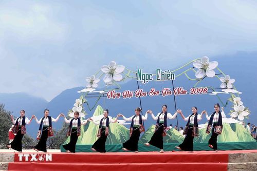 Trình diễn các tiết mục văn hóa, văn nghệ sôi nổi tại Ngày hội hoa sơn tra xã Ngọc Chiến (Sơn La). (Ảnh: Quang Quyết/TTXVN)