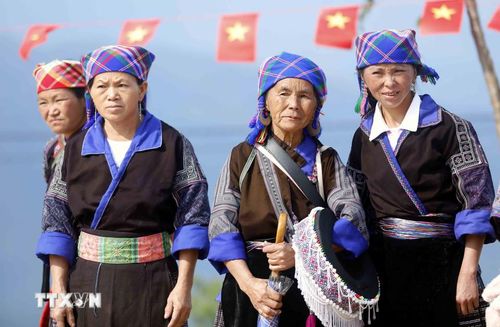 Phụ nữ dân tộc Mông tham dự Ngày hội hoa sơn tra xã Ngọc Chiến (Sơn La) năm 2026. (Ảnh: Quang Quyết/TTXVN)