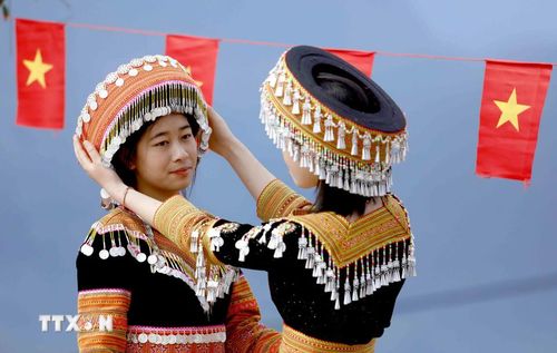 Thiếu nữ dân tộc Mông tham dự Ngày hội hoa sơn tra xã Ngọc Chiến (Sơn La) năm 2026. (Ảnh: Quang Quyết/TTXVN)