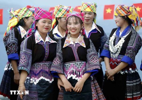 Thiếu nữ dân tộc Mông tham dự Ngày hội hoa sơn tra xã Ngọc Chiến (Sơn La) năm 2026. (Ảnh: Quang Quyết/TTXVN)