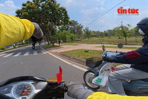 Đang lưu thông trên đường, ông Long phát hiện bạn Nguyễn Mai Hương, sinh viên năm nhất Trường Đại học Bách khoa, bị thủng lốp và dừng lại hỗ trợ.